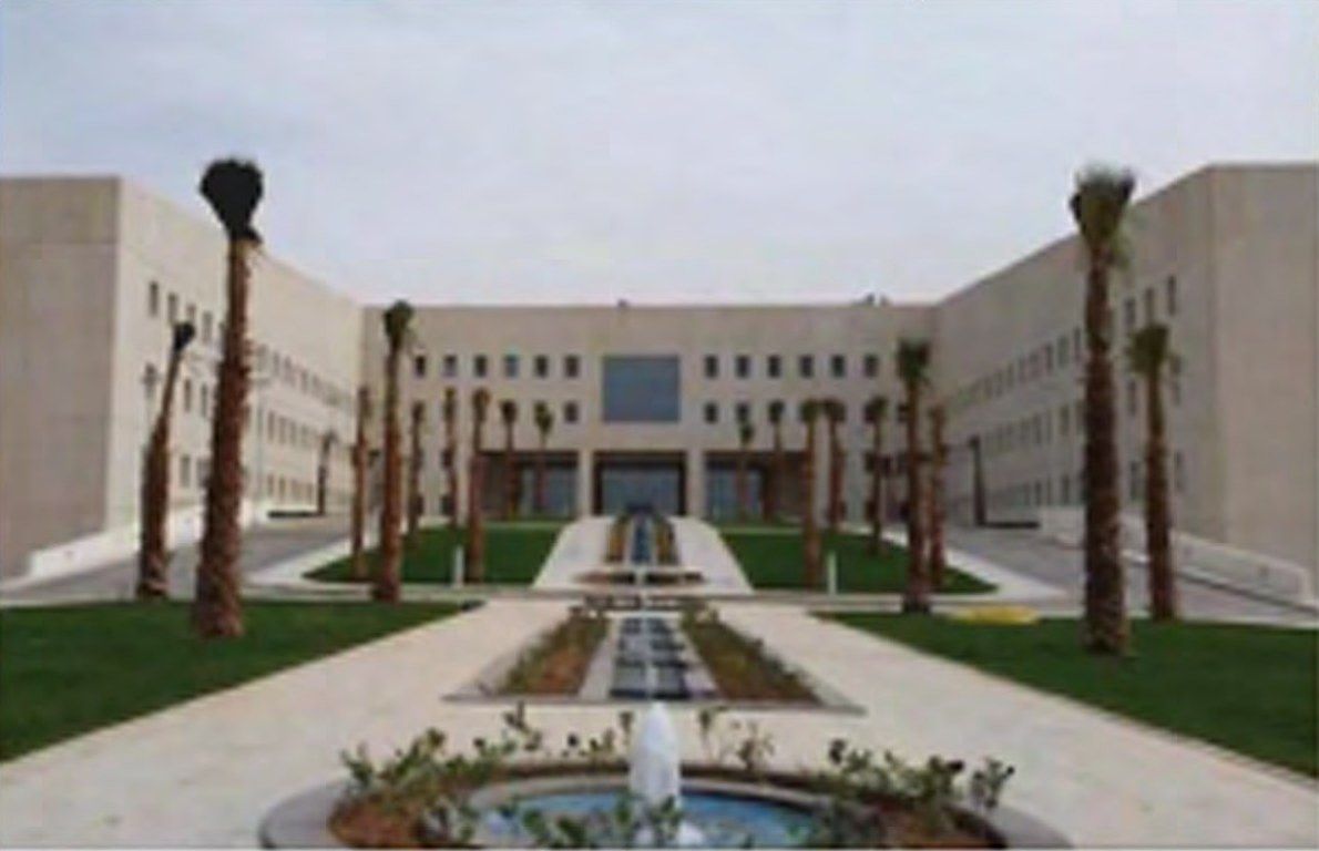 ساحة ونافورة خارجية